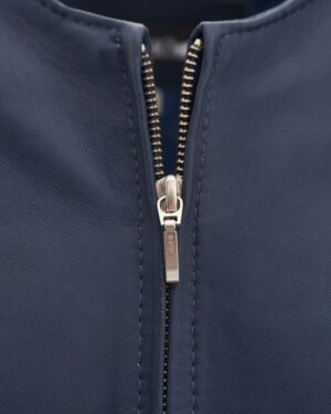 Kurtka skórzana damska w granatowym kolorze z metalowym zamkiem i prostym krojem bez dodatkowych elementów