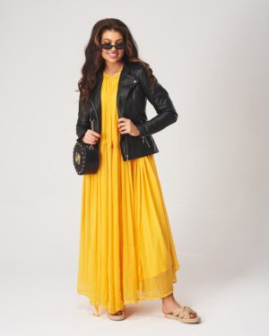 Kurtka skórzana damska w czarnym kolorze, z asymetrycznym zapięciem i modnymi dodatkami, idealna na chłodniejsze dni