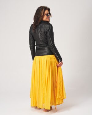 Kurtka skórzana damska w kolorze czarnym, dopasowany krój, z klasycznym kołnierzem i zapięciem na zamek