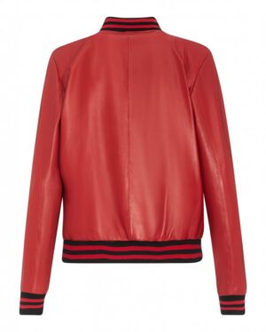 Kurtka skórzana damska w kolorze czerwonym z kontrastowym ściągaczem i klasycznym krojem