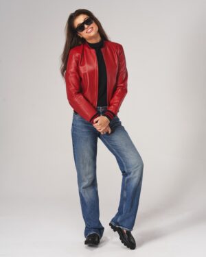Kurtka skórzana damska w intensywnym czerwonym kolorze z czarnymi ściągaczami na rękawach i dekolcie