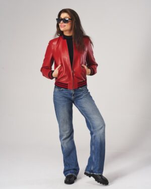 kurtka skórzana damska w intensywnym czerwonym kolorze z kieszeniami i czarnymi detalami na rękawach