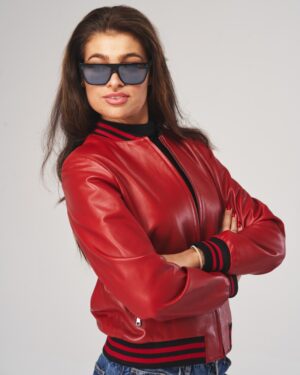 kurtka skórzana damska w intensywnym czerwonym kolorze z czarnymi i czerwonymi ściągaczami na rękawach
