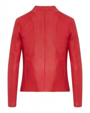 Kurtka skórzana damska w intensywnym czerwonym kolorze z dopasowanym krojem i pionowymi przeszyciami