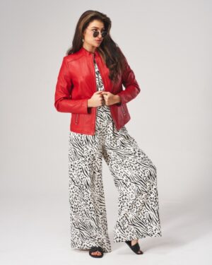 Kurtka skórzana damska w intensywnym czerwonym kolorze z delikatnym kołnierzem i dwoma bocznymi zamkami