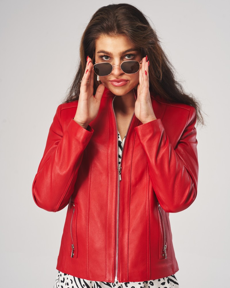 Kurtka skórzana damska w intensywnym czerwonym kolorze z zamkiem i dopasowanym krojem