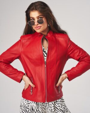 Kurtka skórzana damska w intensywnym czerwonym kolorze z zamkiem i kieszeniami bocznymi