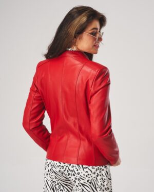 Czerwona kurtka skórzana damska z dopasowanym krojem i dekoracyjnymi szwami na plecach