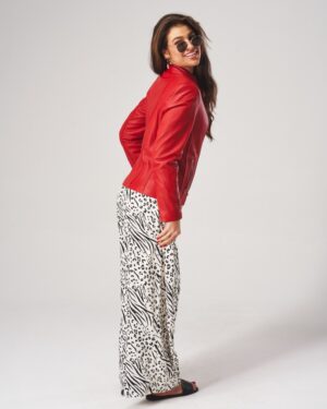 Kurtka skórzana damska w intensywnym czerwonym kolorze z zamkiem i kołnierzem, idealna na chłodniejsze dni