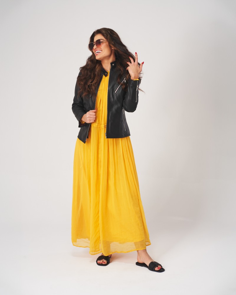 Kurtka skórzana damska w kolorze czarnym z zamkiem, dopasowanym krojem i stójką, idealna na chłodniejsze dni