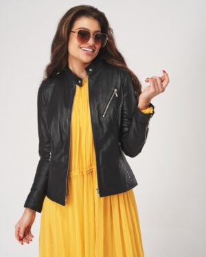 Czarna kurtka skórzana damska z asymetrycznym zapięciem i kieszeniami na suwak, idealna na chłodniejsze dni