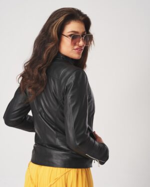 Czarna kurtka skórzana damska z dopasowanym krojem i zapięciem na zamek, idealna na zimowe dni