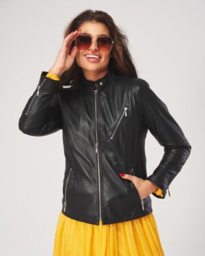 Kurtka skórzana damska w kolorze czarnym z zamkami błyskawicznymi i stójką, idealna na zimowe dni