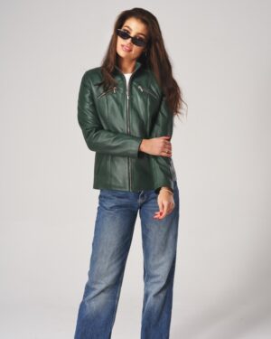 Kurtka skórzana damska w ciemnozielonym kolorze z zamkiem, klasycznym krojem i detalami w postaci zamków błyskawicznych