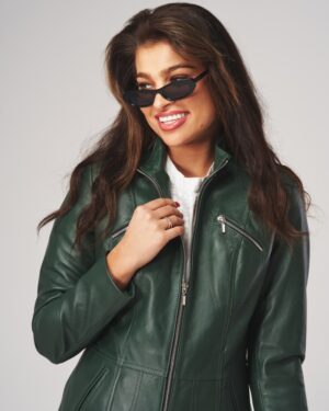 Zielona kurtka skórzana damska z zamkiem, dopasowanym krojem i ozdobnymi kieszeniami na przodzie