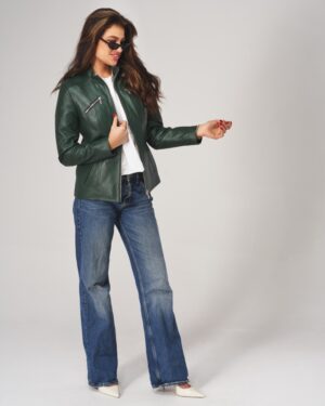 Kurtka skórzana damska w ciemnozielonym kolorze, z ozdobnym zamkiem i dopasowanym krojem