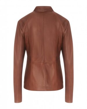 Kurtka skórzana damska w kolorze brązowym z dopasowanym krojem i eleganckim kołnierzem