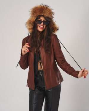 kurtka skórzana damska w kolorze brązowym z kapturem z futra i ozdobnymi zamkami po bokach