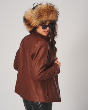Brązowa kurtka skórzana damska z długim rękawem i modnym futrzanym kapeluszem