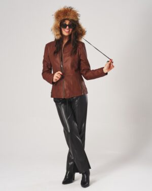 Kurtka skórzana damska w brązowym kolorze z futrzanym kapturem i dopasowanym krojem