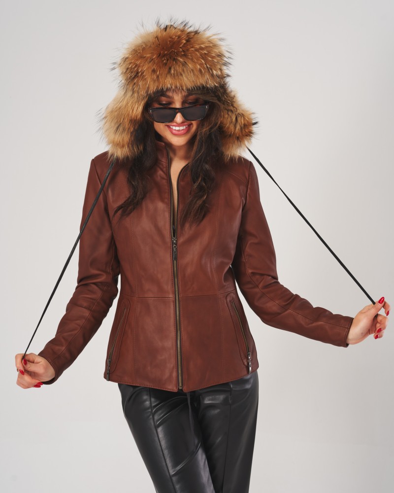 Kurtka skórzana damska w kolorze brązowym, z dopasowanym krojem i suwakami, idealna na zimowe dni