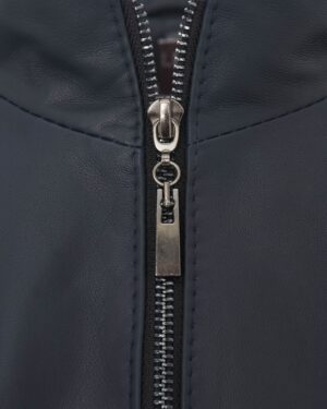 kurtka skórzana męska w kolorze granatowym z metalowym zamkiem i kontrastowym wykończeniem na kołnierzu