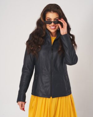 Kurtka skórzana damska w kolorze czarnym z zamkiem, kieszeniami na suwak i dopasowanym krojem