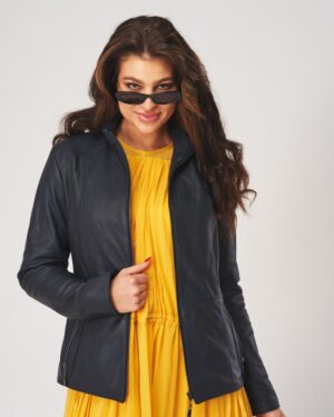 Kurtka skórzana damska w kolorze czarnym, dopasowany krój, z zamkiem i stójką, idealna na zimowe dni