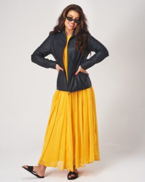 Kurtka skórzana damska w kolorze granatowym z zamkiem, dopasowanym krojem i stójką, idealna na zimowe dni