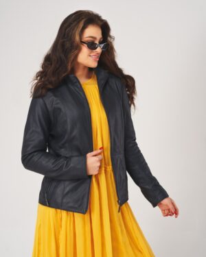 Kurtka skórzana damska w kolorze czarnym, dopasowany krój, z zamkiem i stójką, idealna na zimowe dni