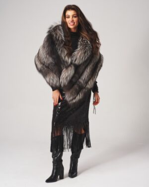 futro naturalne w odcieniach szarości z szerokim kołnierzem, idealne na eleganckie wyjścia