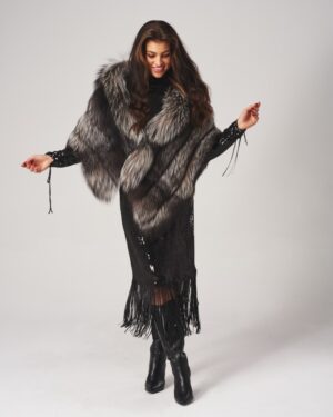 Futro naturalne w odcieniach szarości, z frędzlami i szerokim kołnierzem, idealne na zimowe wieczory