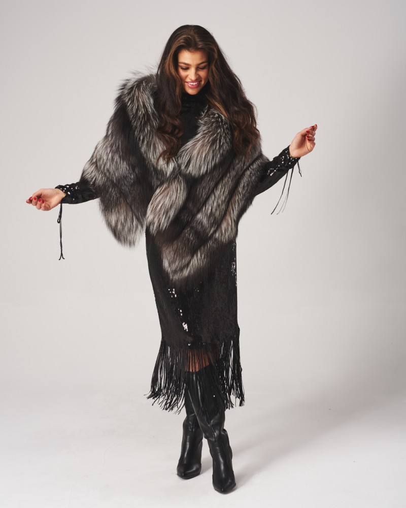 Futro naturalne w odcieniach szarości, z frędzlami i szerokim kołnierzem, idealne na zimowe wieczory