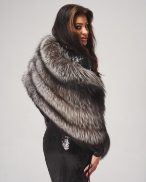 Futro naturalne w odcieniach szarości z eleganckim wykończeniem, doskonałe na zimowe wieczory