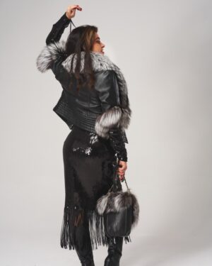 Kurtka skórzana damska z futrzanym kołnierzem, czarna, krótka, z ozdobnymi frędzlami i błyszczącą sukienką