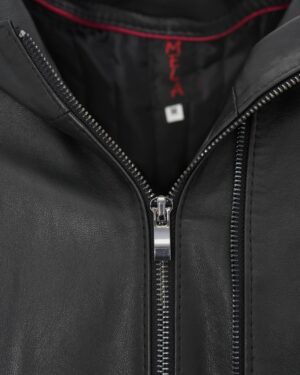 czarna kurtka skórzana męska z zamkiem błyskawicznym i kapturem, idealna na zimowe dni