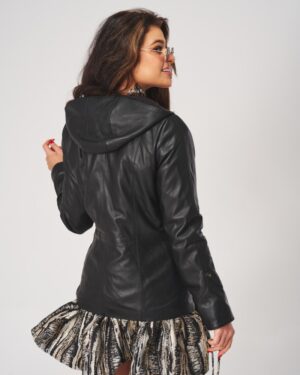 Czarna kurtka skórzana damska z kapturem, dopasowany krój, eleganckie detale i modny design