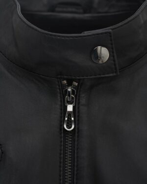 czarna kurtka skórzana męska z metalowym zamkiem i kołnierzem zapinanym na napę