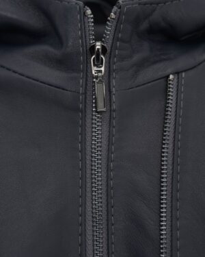 Kurtka skórzana damska w kolorze czarnym z metalowym zamkiem i stylowym kapturem