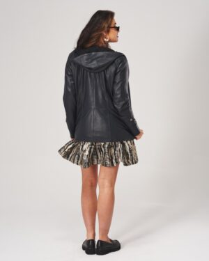 Kurtka skórzana damska w kolorze czarnym z kapturem i guzikami, idealna na zimowe dni