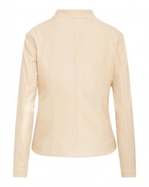 Kurtka skórzana damska w jasnym kolorze, dopasowany krój, delikatne przeszycia, bez kaptura i guzików