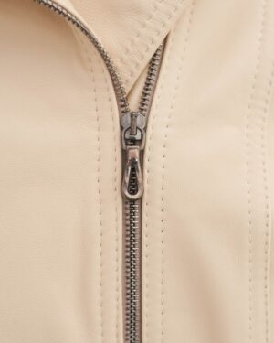 kurtka skórzana damska w jasnym odcieniu z metalowym zamkiem błyskawicznym i delikatnym przeszyciem