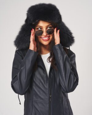 Czapka futrzana granatowa z gładką strukturą i klasyczną, okrągłą formą