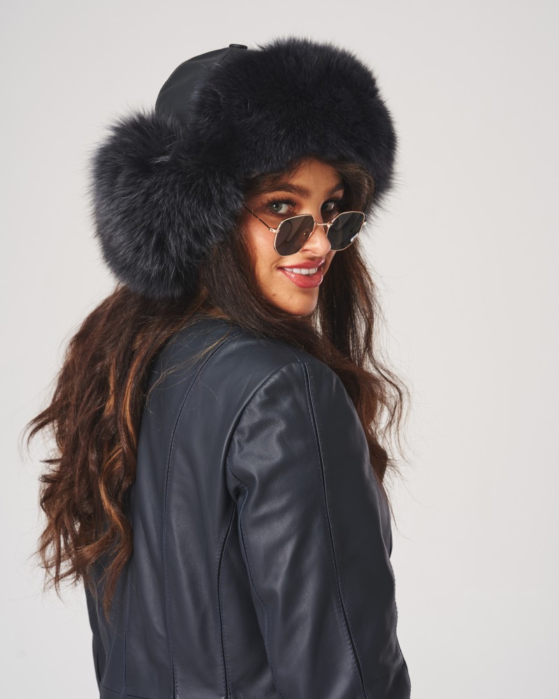 Czapka futrzana w kolorze granatowym z miękkim włosiem i eleganckim kształtem