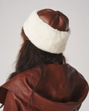 Toczek skórzany w kolorze camel z gładką powierzchnią i klasycznym, zaokrąglonym fasonem