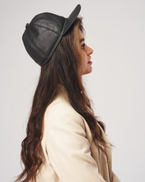Skórzana czapka w kolorze czarnym z miękkiej skóry i dopasowanym fasonem