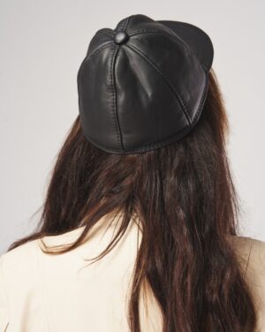 Skórzana czapka czarna z gładkim wykończeniem i klasycznym, zaokrąglonym kształtem