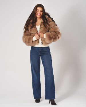 Futro naturalne w odcieniu beżowym, z szerokim kołnierzem i krótkim krojem, idealne na zimowe dni