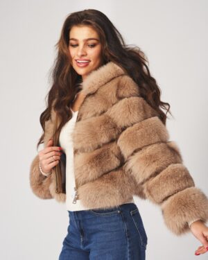 Futro naturalne w odcieniu beżowym z krótkim krojem i szerokimi rękawami, idealne na zimowe dni
