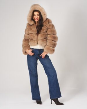 Futro naturalne w odcieniu beżowym z kapturem i szerokimi rękawami idealne na zimowe dni